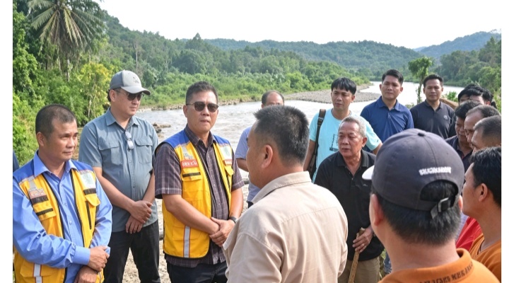 Bupati Nias Selatan Tinjau Longsor di Taluzusua, Alat Berat Dikerahkan Buat Jalan Darurat Senin Pagi