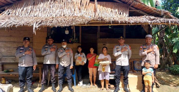 Kepedulian Tak Pernah Berhenti, Polsek Pulau-Pulau Batu Kembali Salurkan Bantuan untuk Warga Kurang Mampu